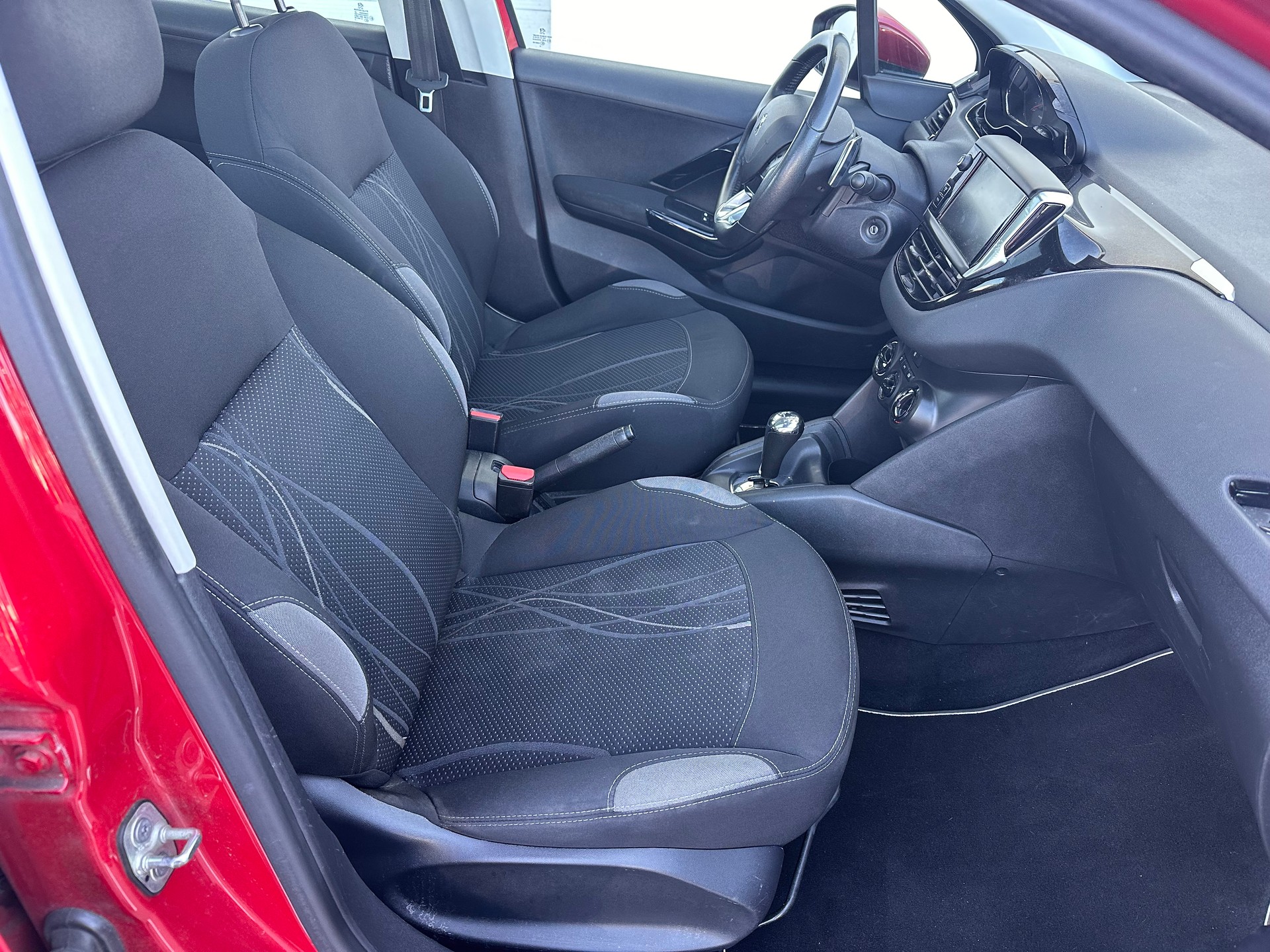PEUGEOT 208 1.2 e-VTI Allur-image-10
