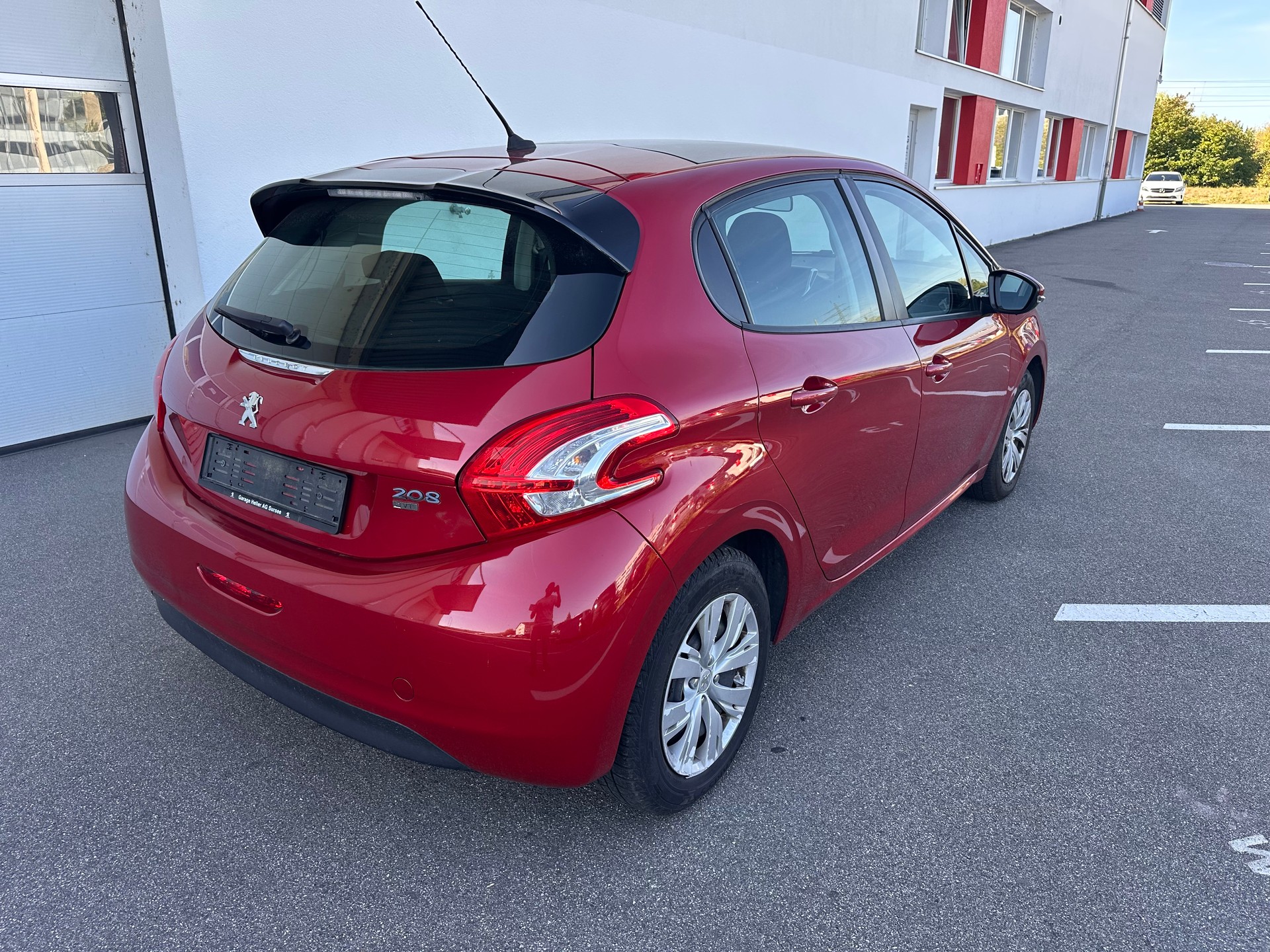 PEUGEOT 208 1.2 e-VTI Allur-image-4