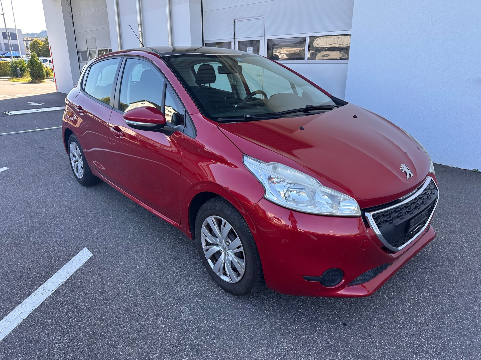 PEUGEOT 208 1.2 e-VTI Allur-image-2