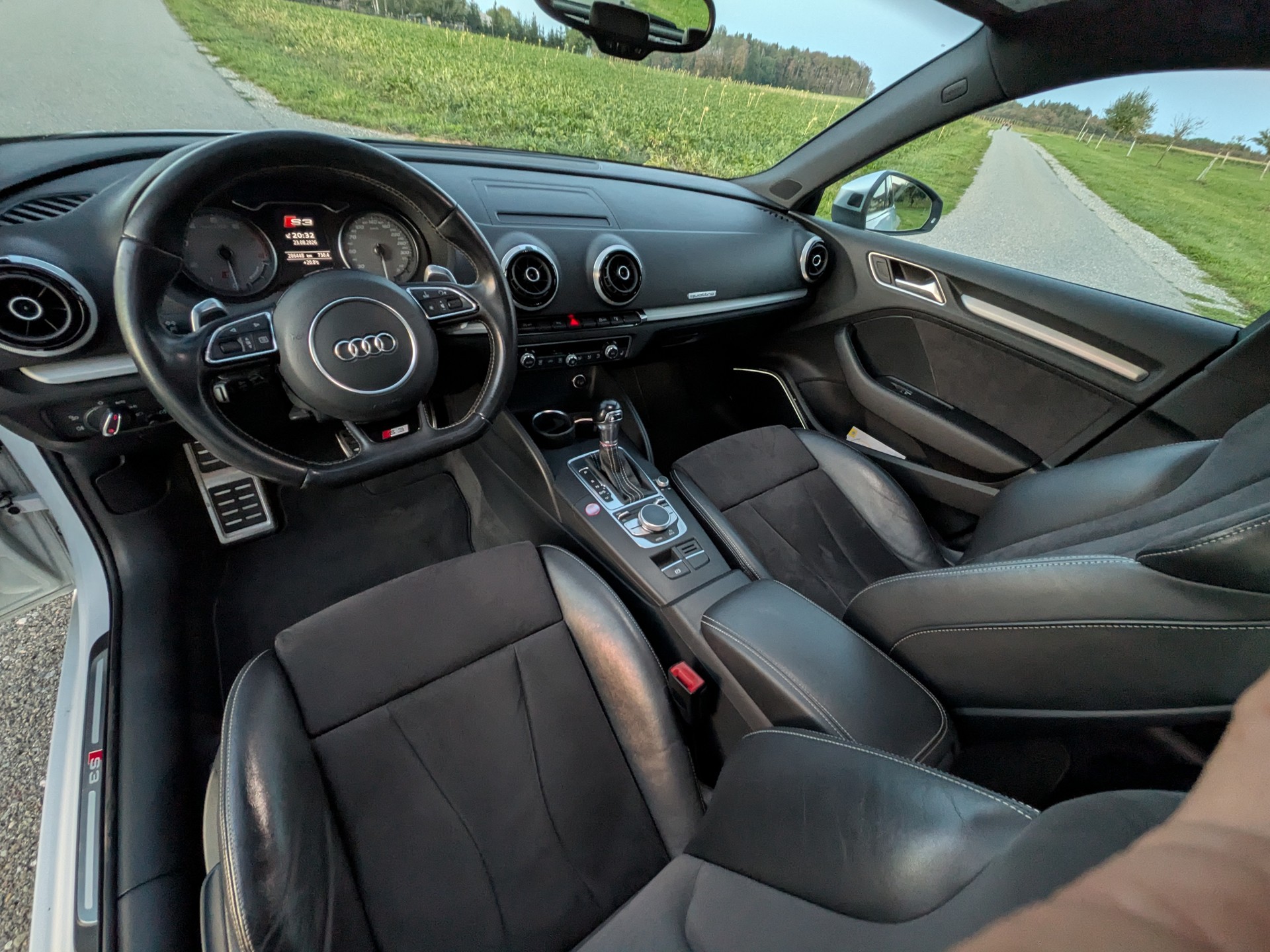 AUDI S3 Sportback 2.0 TFSI quattro S-tronic-image-14