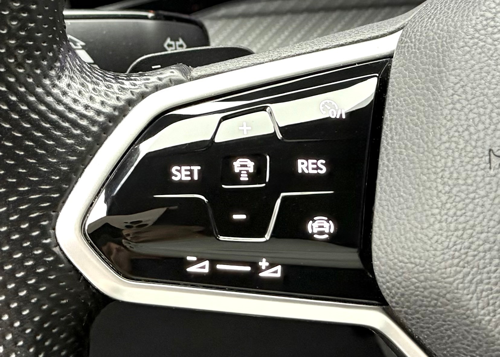 VW Golf 1.5 eTSI mHEV ACT R-Line DSG-image-10