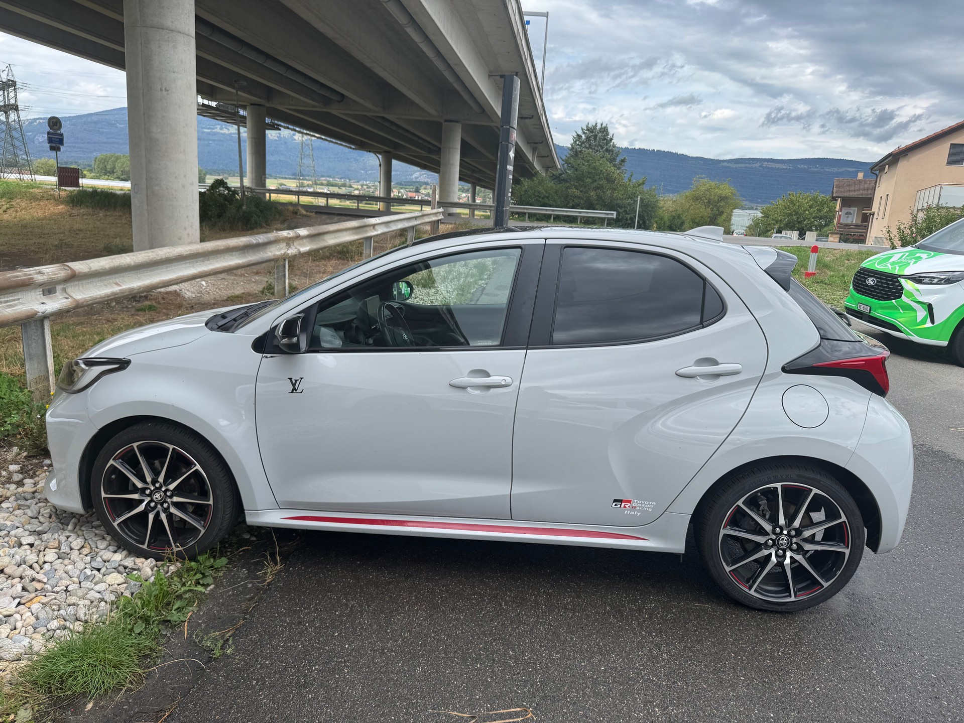 TOYOTA Yaris 1.5 GR Sport e-CVT-image-12