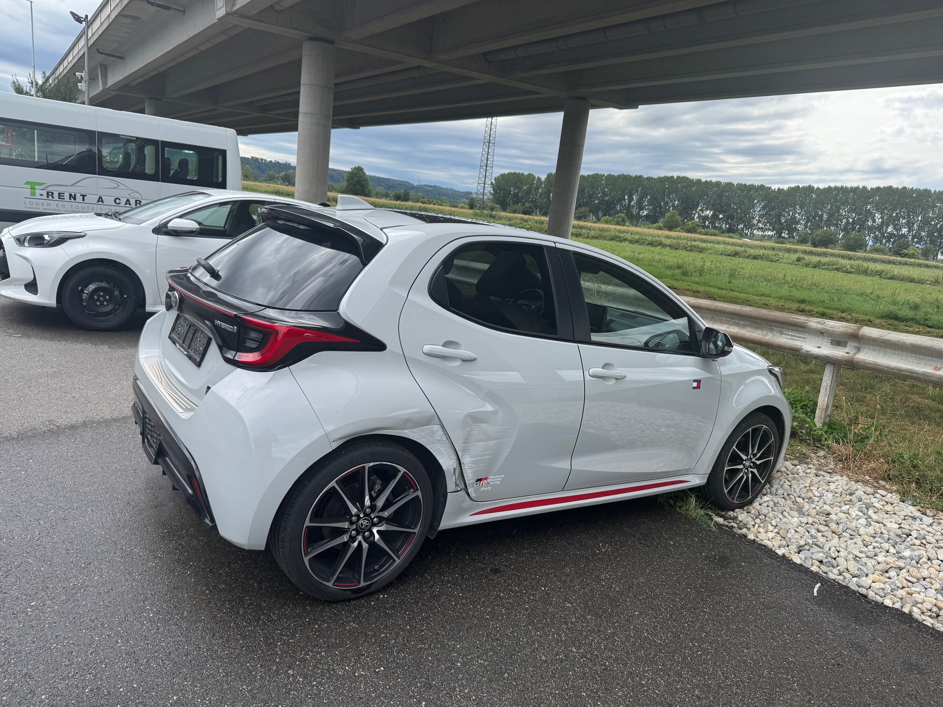 TOYOTA Yaris 1.5 GR Sport e-CVT-image-13