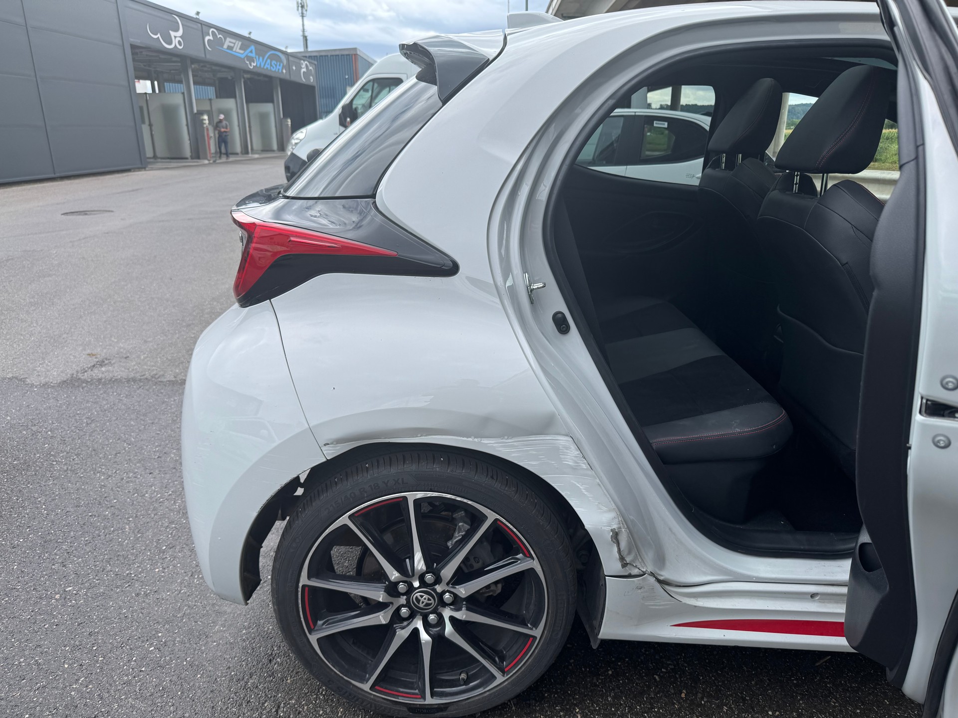 TOYOTA Yaris 1.5 GR Sport e-CVT-image-11