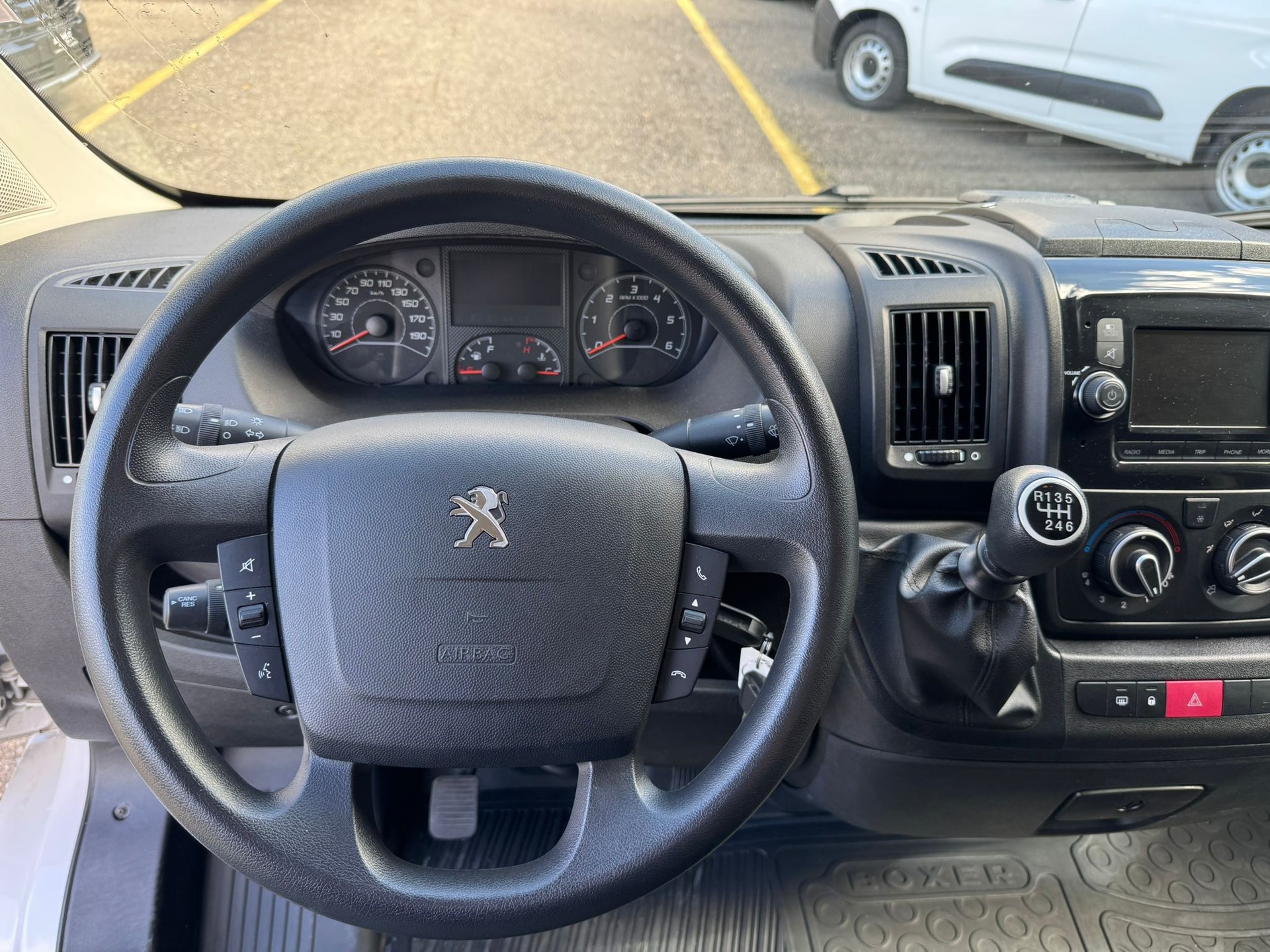 PEUGEOT Boxer 2.2 HDI 330 Premium L1H1-image-1