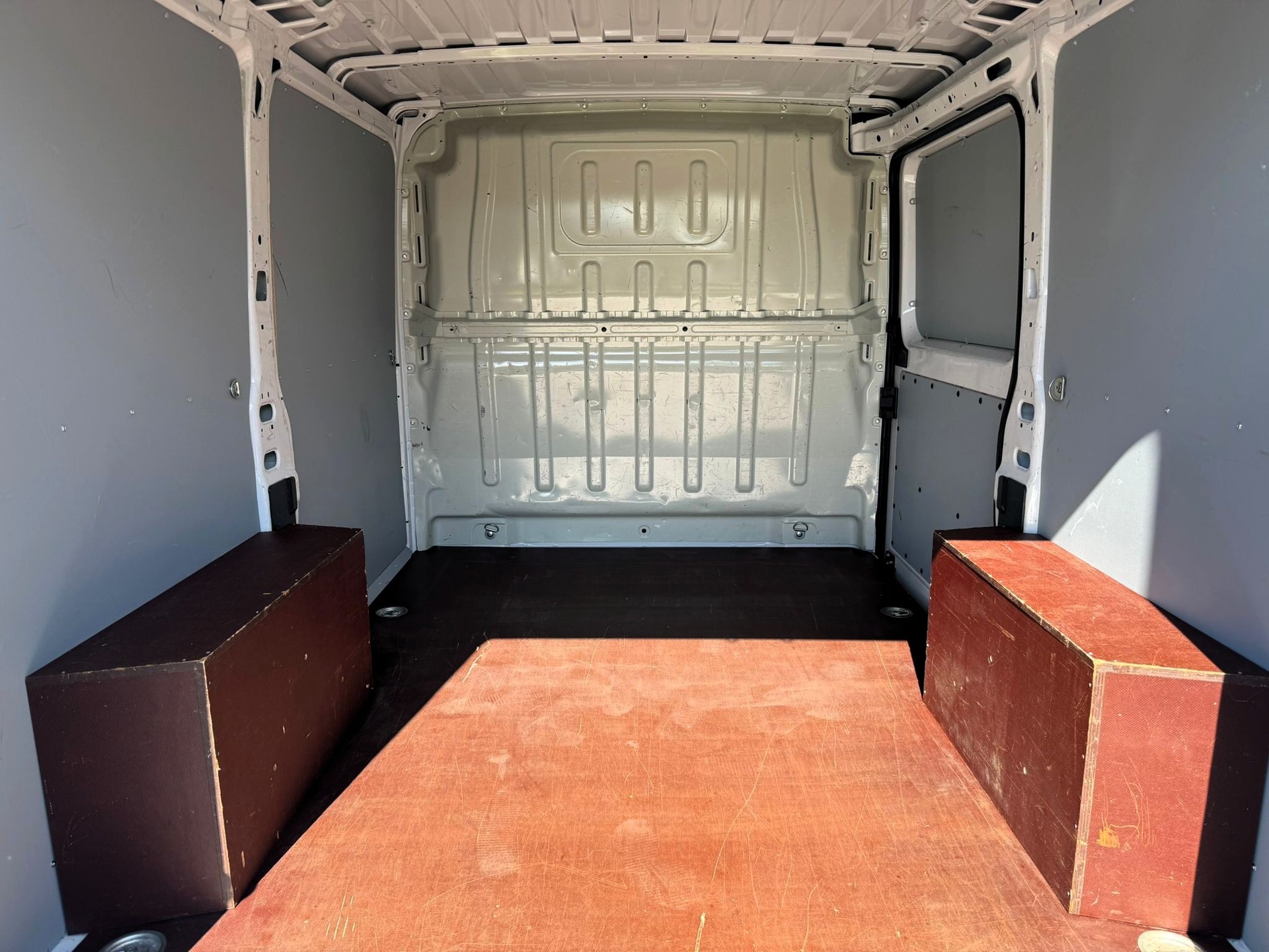 PEUGEOT Boxer 2.2 HDI 330 Premium L1H1-image-12