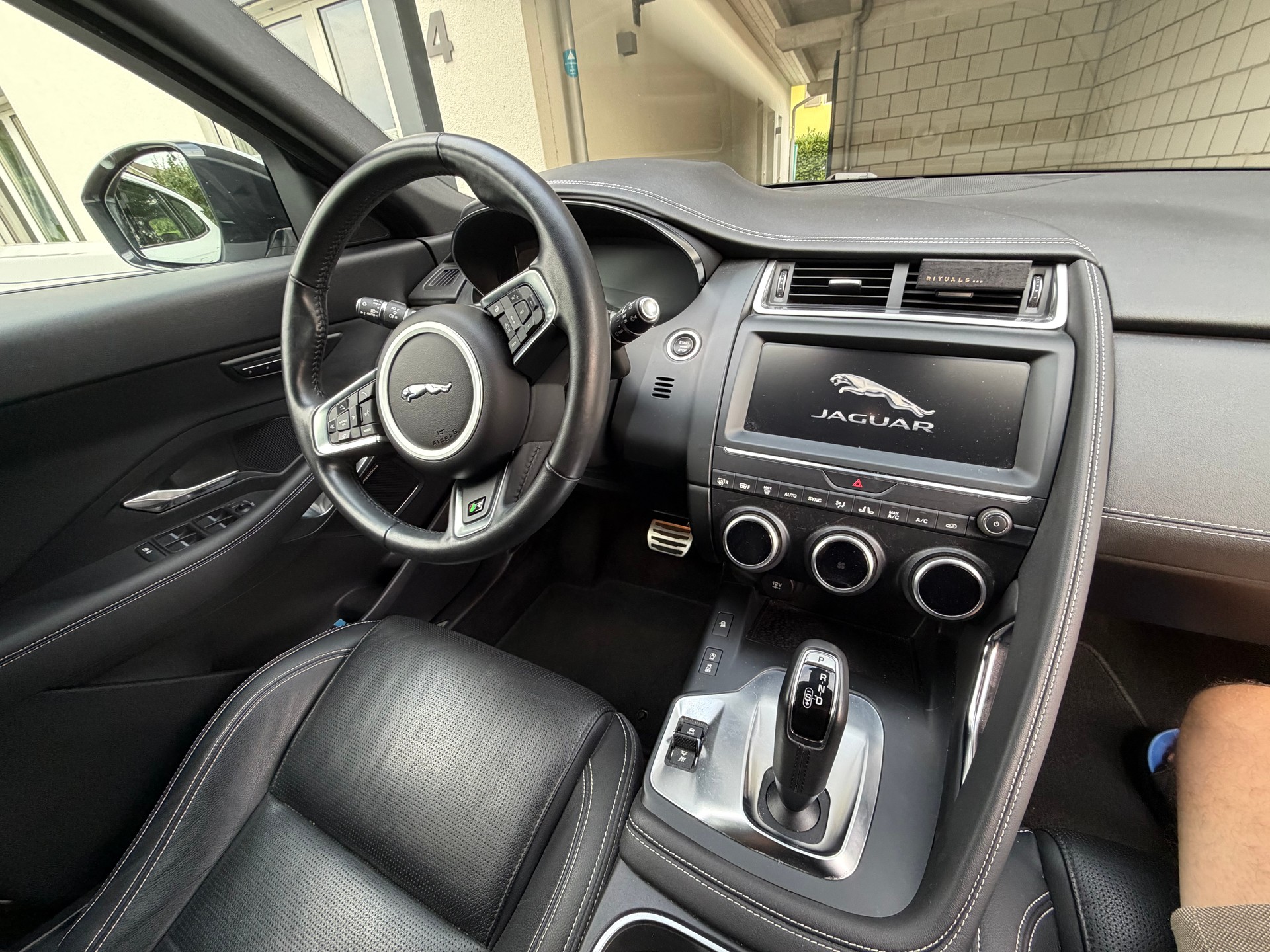 JAGUAR 2.0 D 240 R-Dynamic SE AWD-image-5