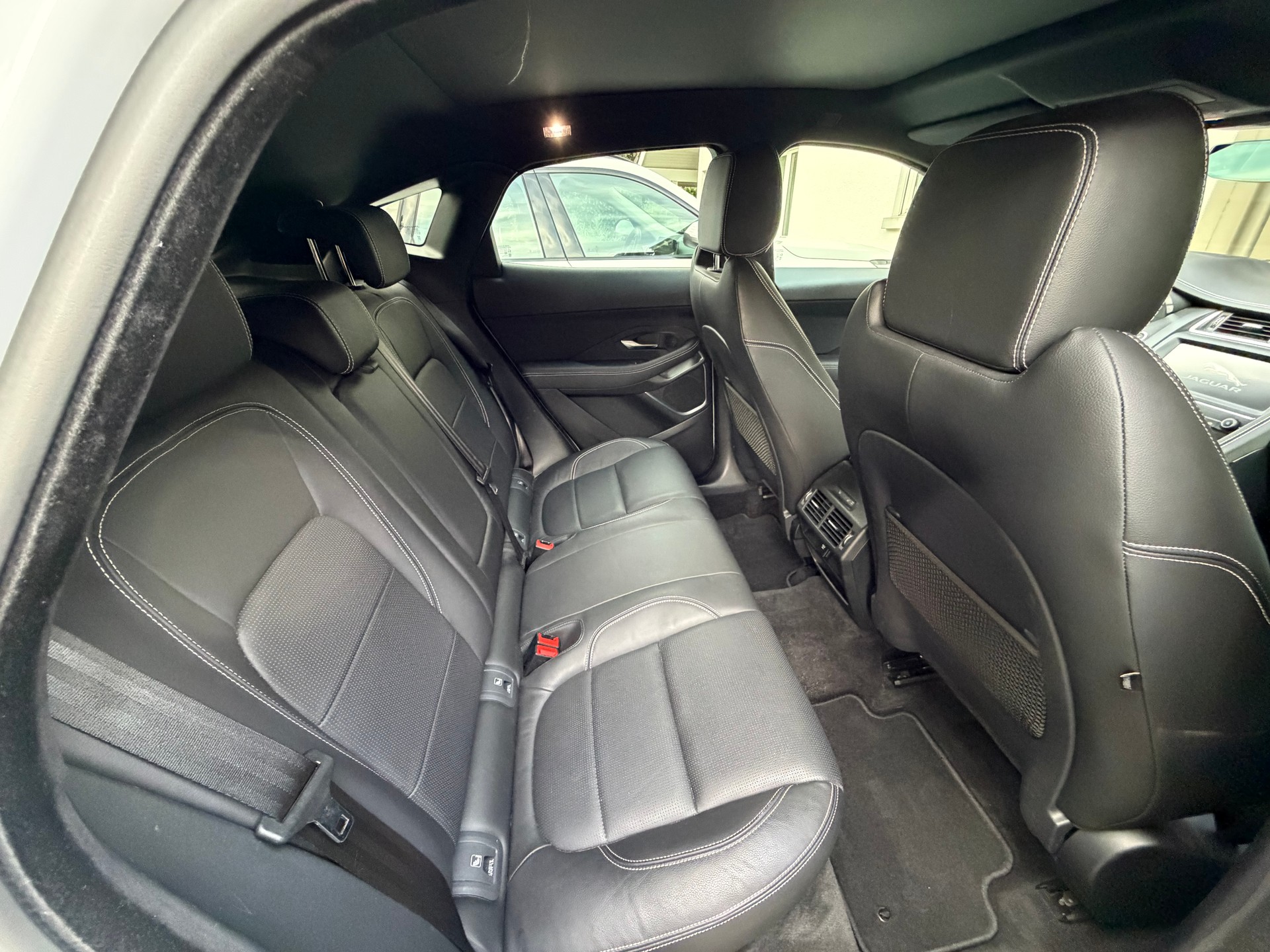 JAGUAR 2.0 D 240 R-Dynamic SE AWD-image-4