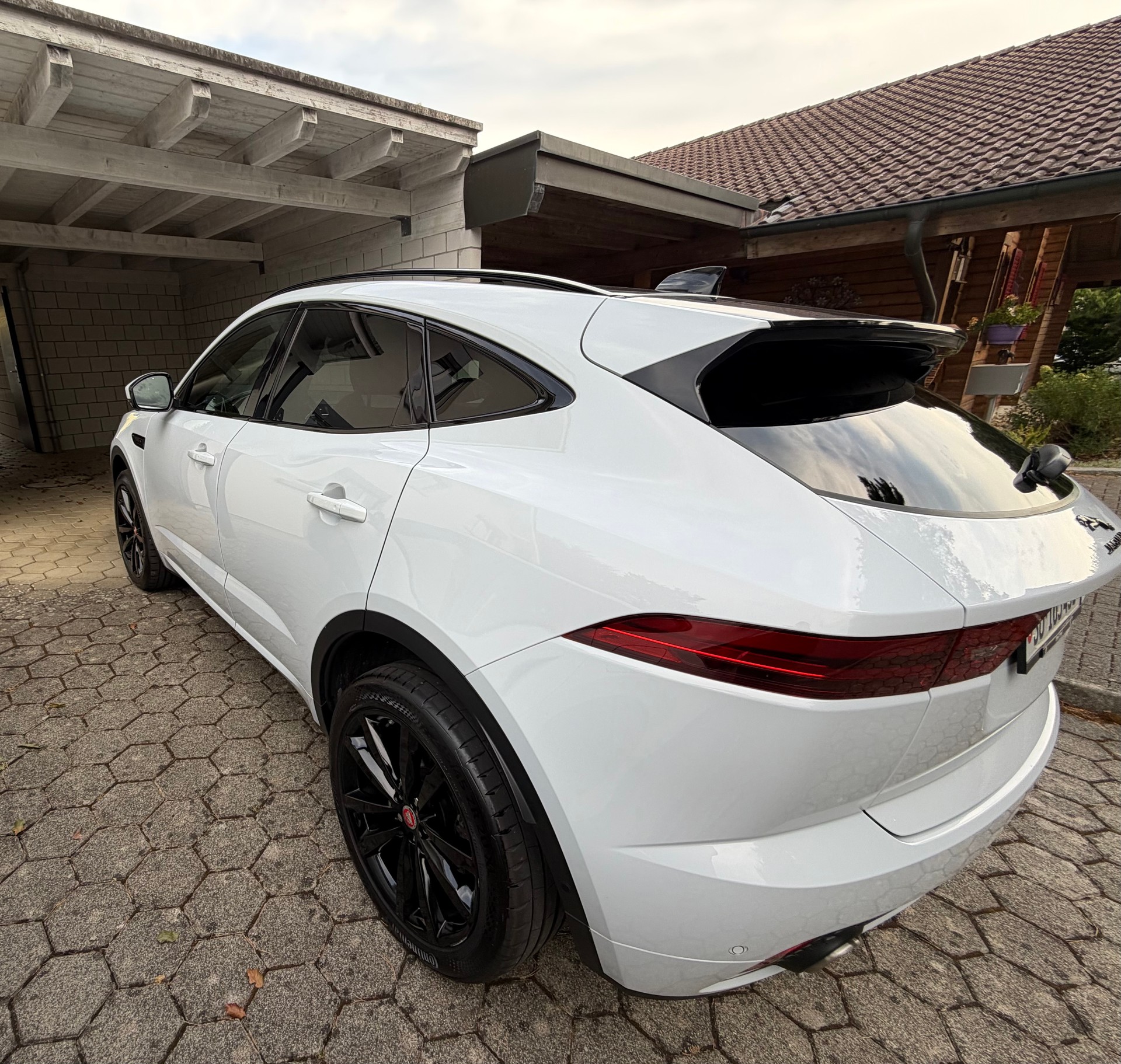 JAGUAR 2.0 D 240 R-Dynamic SE AWD-image-2