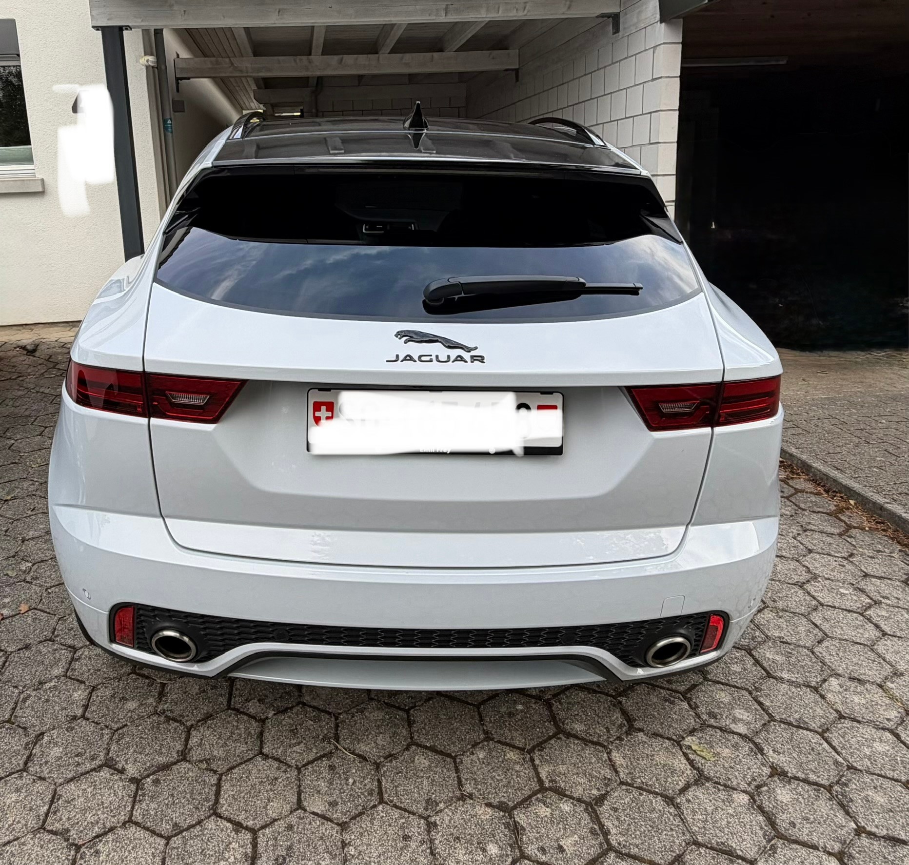 JAGUAR 2.0 D 240 R-Dynamic SE AWD-image-3