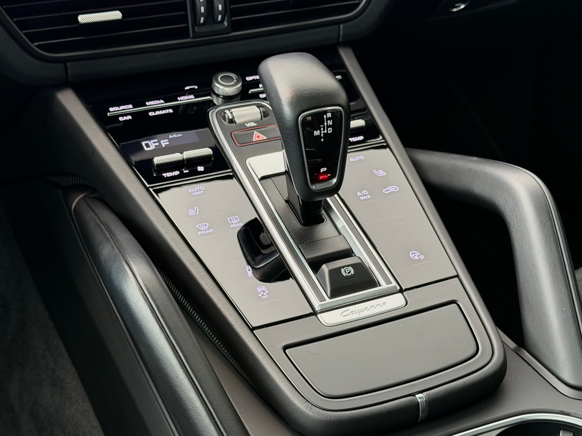 PORSCHE Cayenne GTS Coupé **PORSCHE APPROVED GARANTIE**-image-14