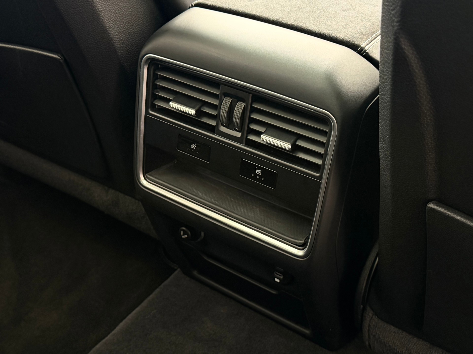 PORSCHE Cayenne GTS Coupé **PORSCHE APPROVED GARANTIE**-image-29