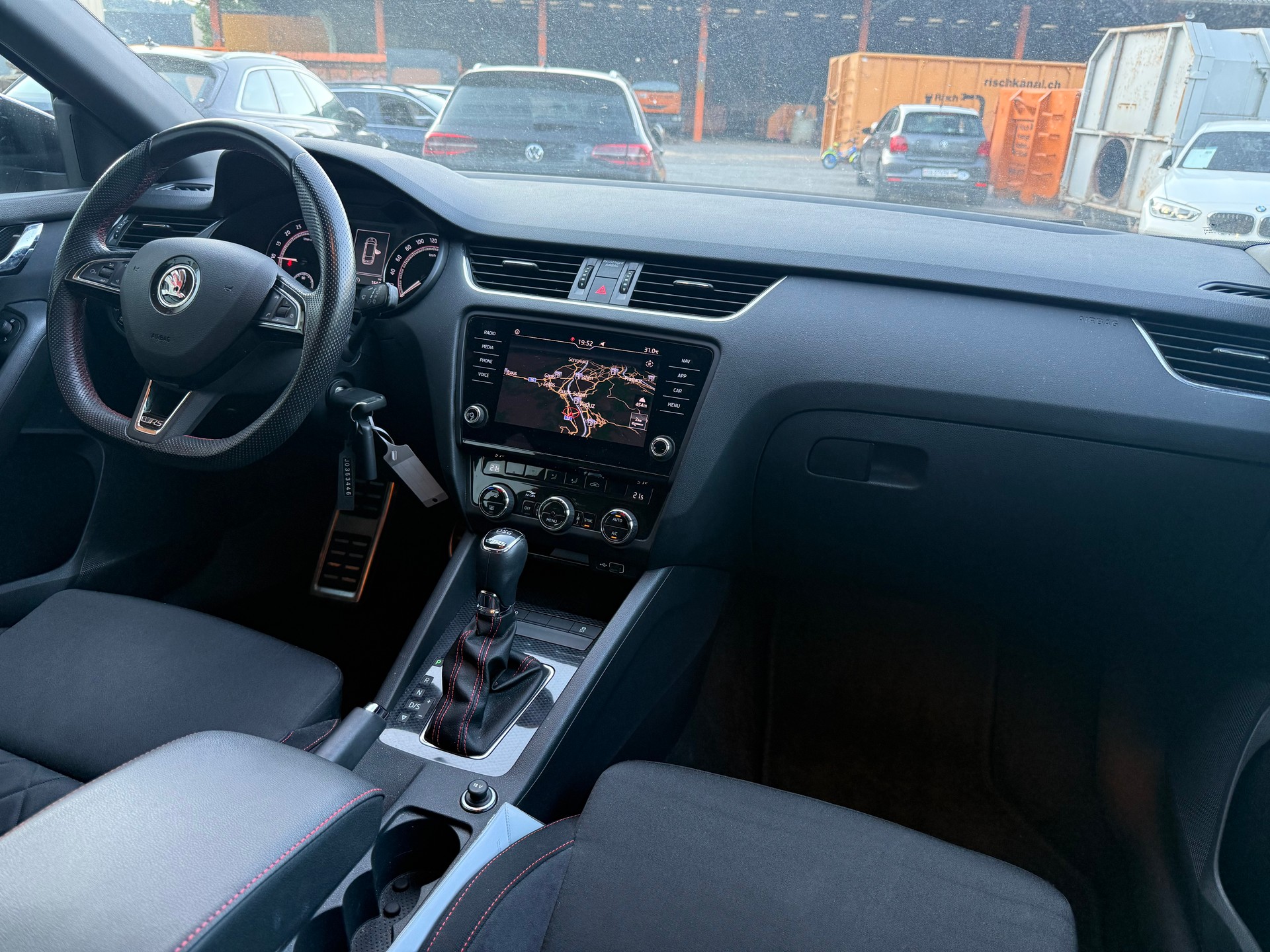 SKODA Octavia Combi 2.0 TDI RS 4x4 DSG-image-12