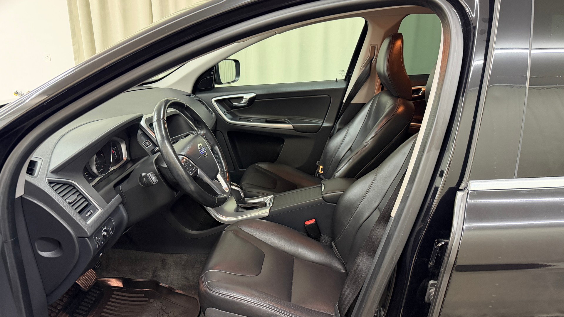 VOLVO XC60 D4 AWD Executive Geartronic-image-6