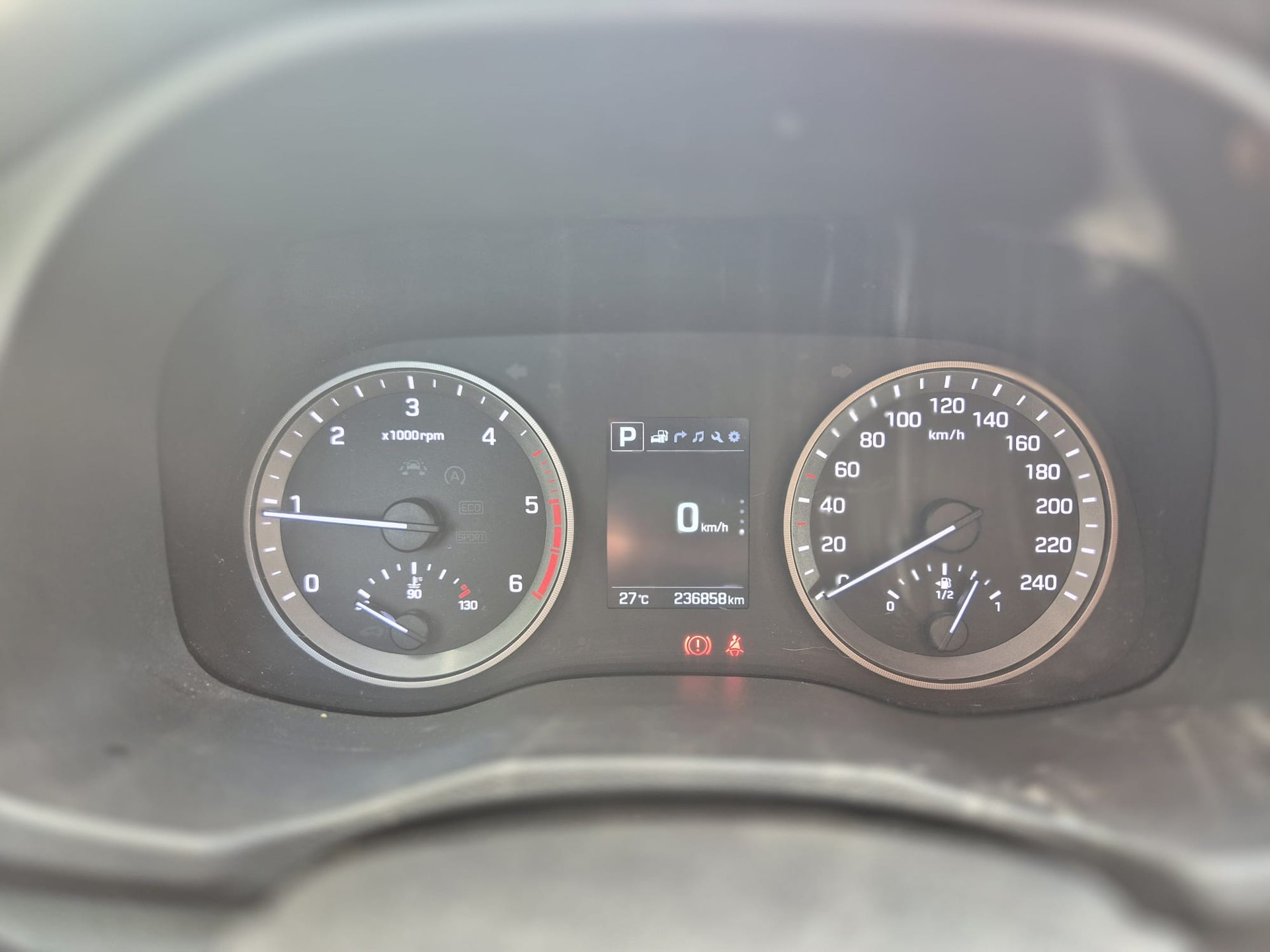 HYUNDAI Tucson 2.0 CRDI Launch Edition 4WD Automatic-image-10