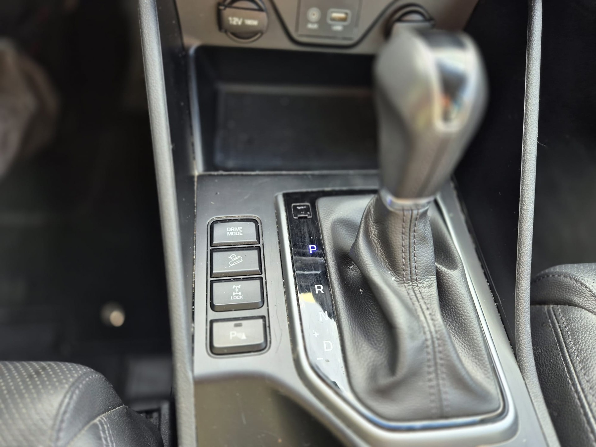 HYUNDAI Tucson 2.0 CRDI Launch Edition 4WD Automatic-image-11