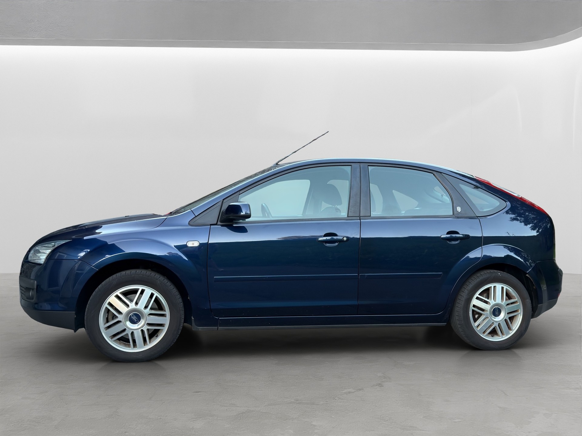 FORD Focus 2.0i Carving Automatic *1. Hand*-image-1