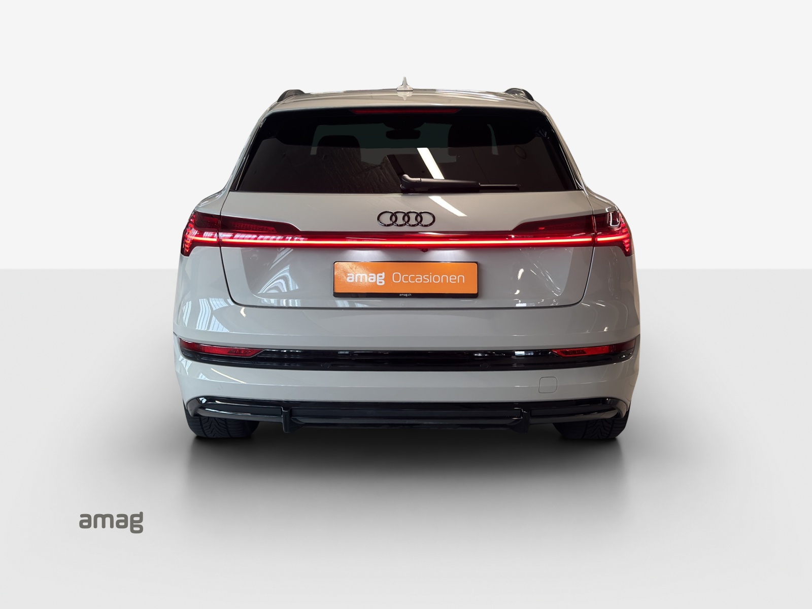 AUDI e-tron 55 S Line quattro-image-4