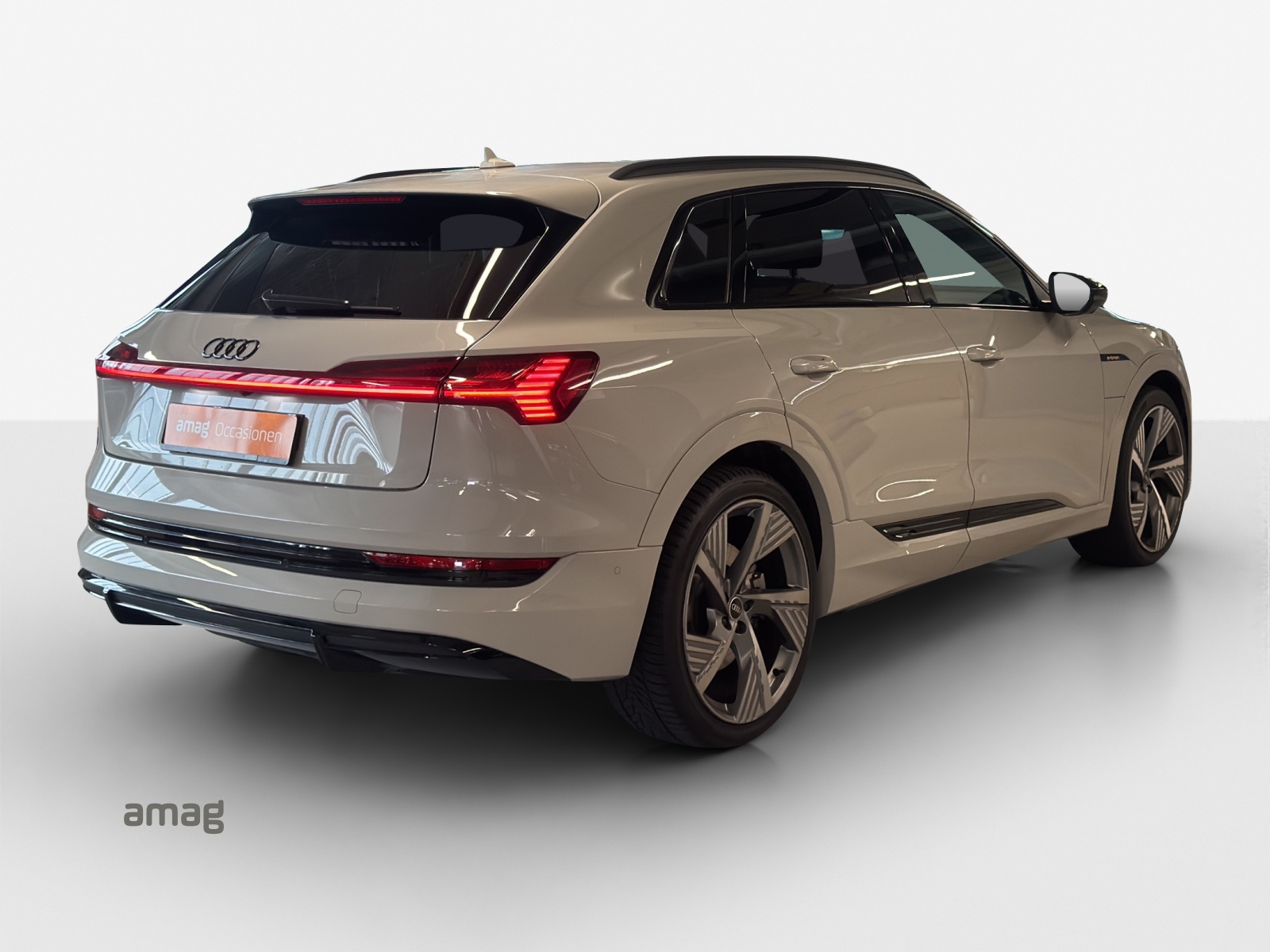 AUDI e-tron 55 S Line quattro-image-5