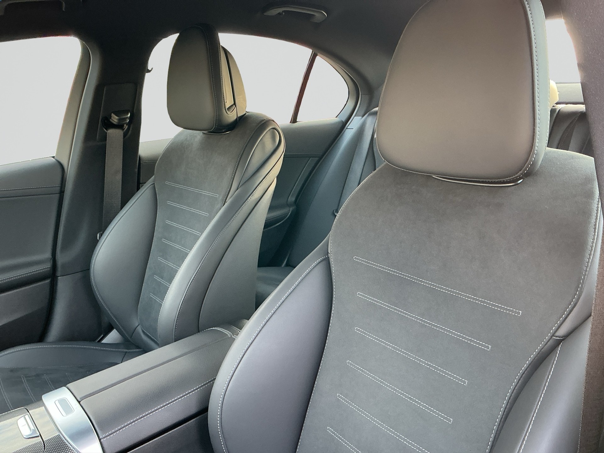MERCEDES-BENZ C 300 d AMG Line-image-6
