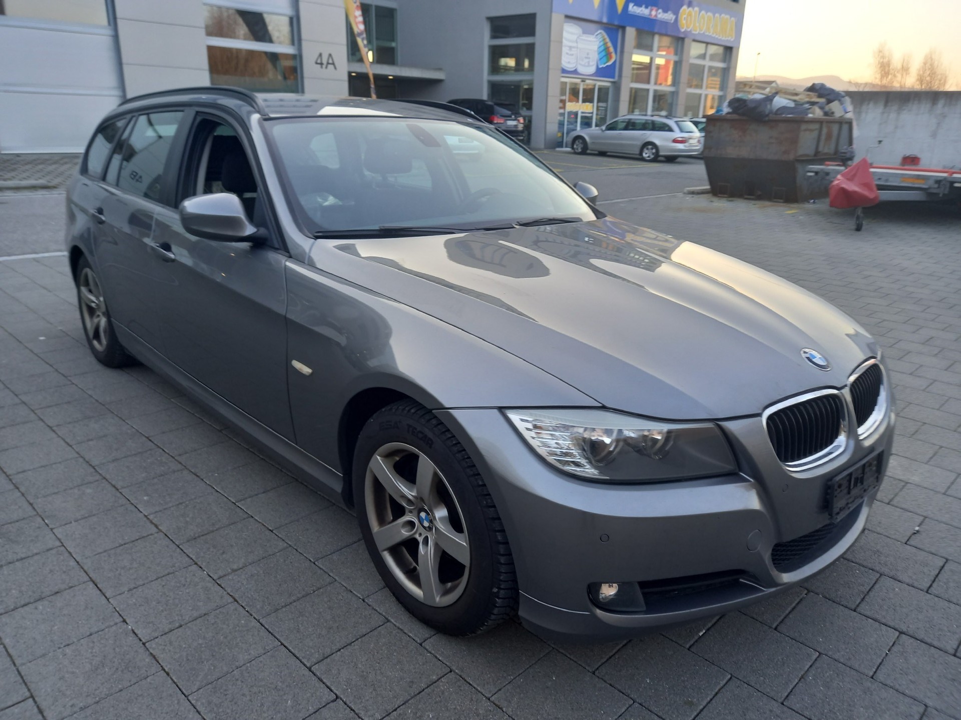 BMW 318i Touring-image-1