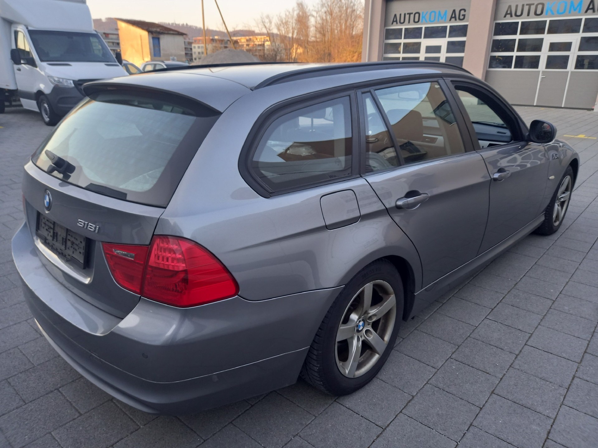 BMW 318i Touring-image-6