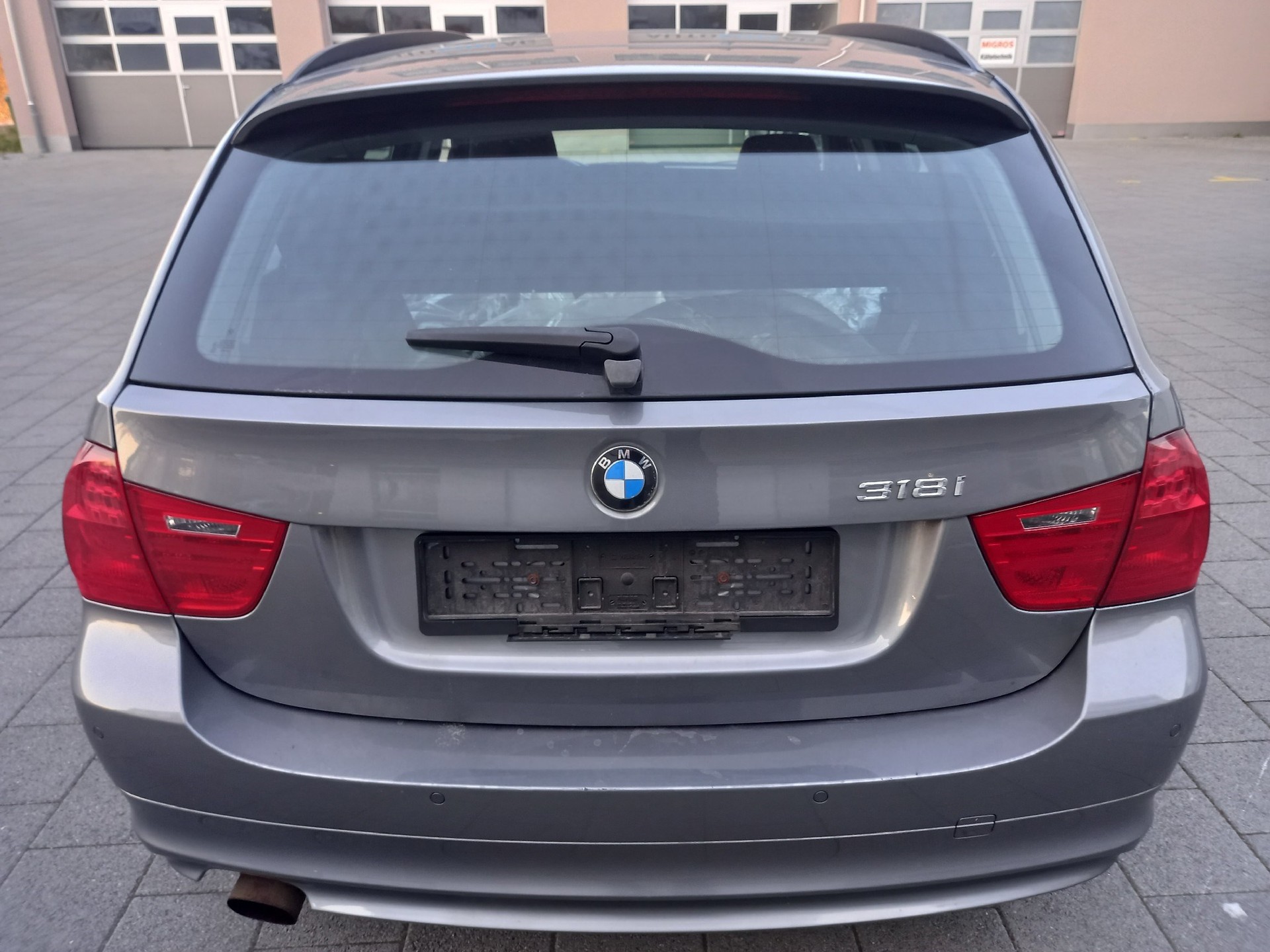BMW 318i Touring-image-7