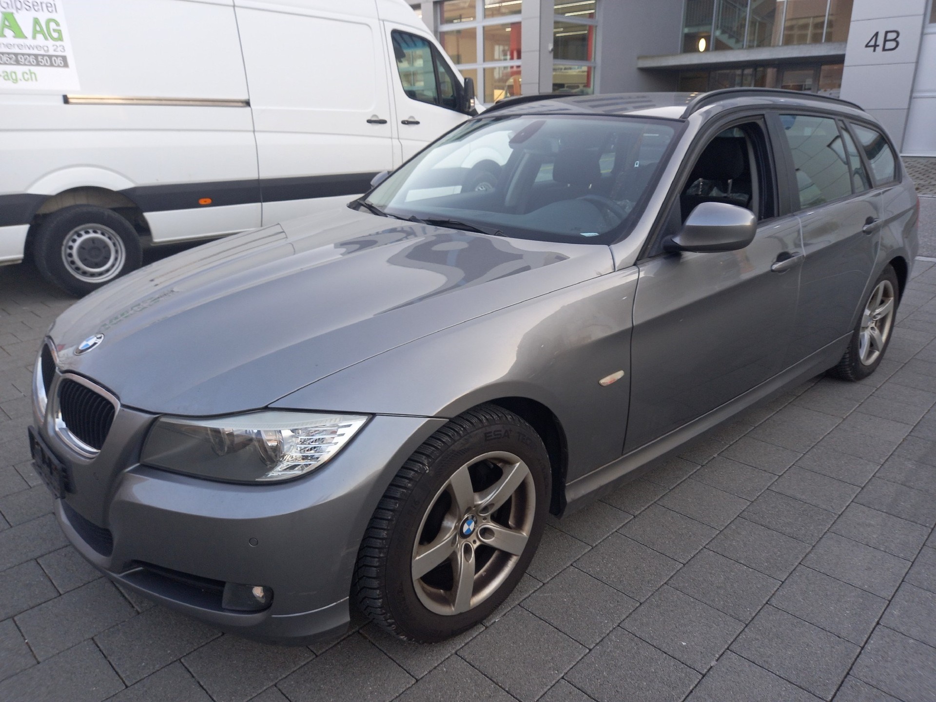 BMW 318i Touring-image-0