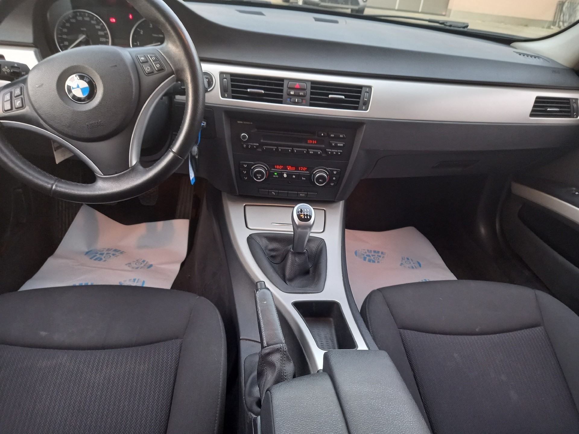 BMW 318i Touring-image-9