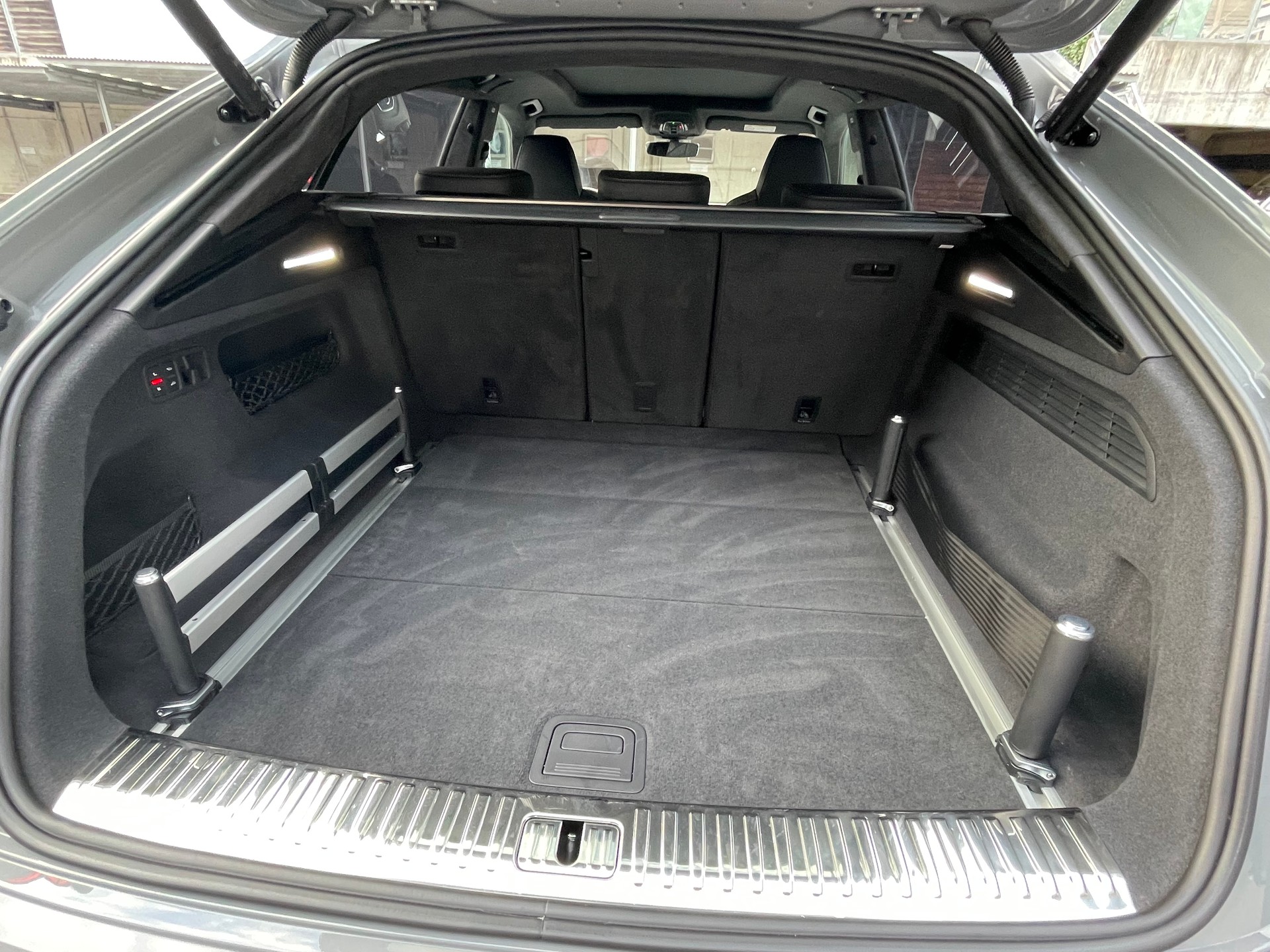 AUDI RSQ8 quattro tiptronic-image-10