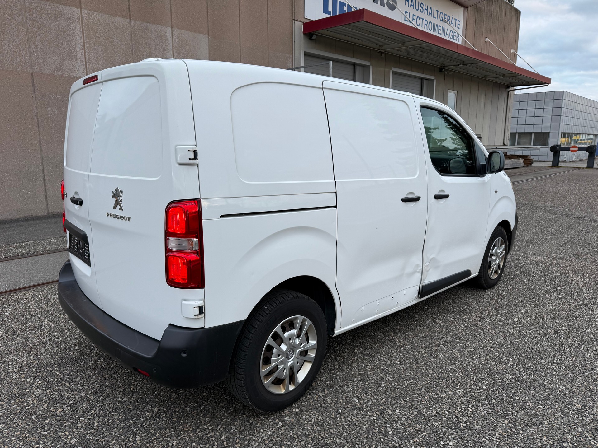 PEUGEOT Expert 2.0 BlueHDi 120 Allure Compact-image-2