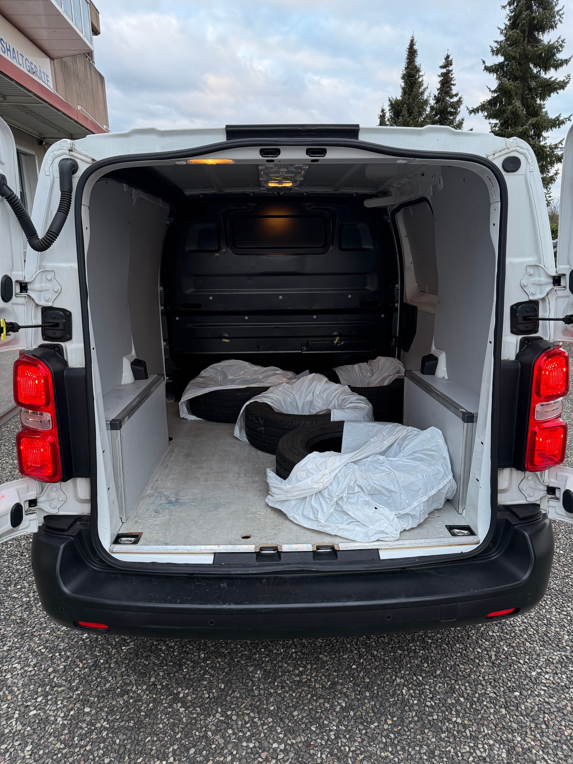 PEUGEOT Expert 2.0 BlueHDi 120 Allure Compact-image-6