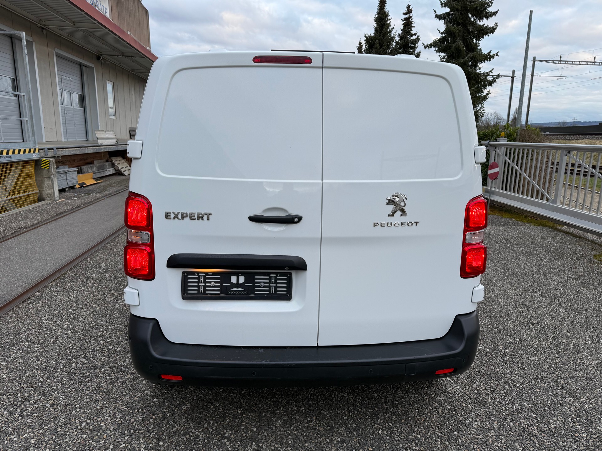 PEUGEOT Expert 2.0 BlueHDi 120 Allure Compact-image-5