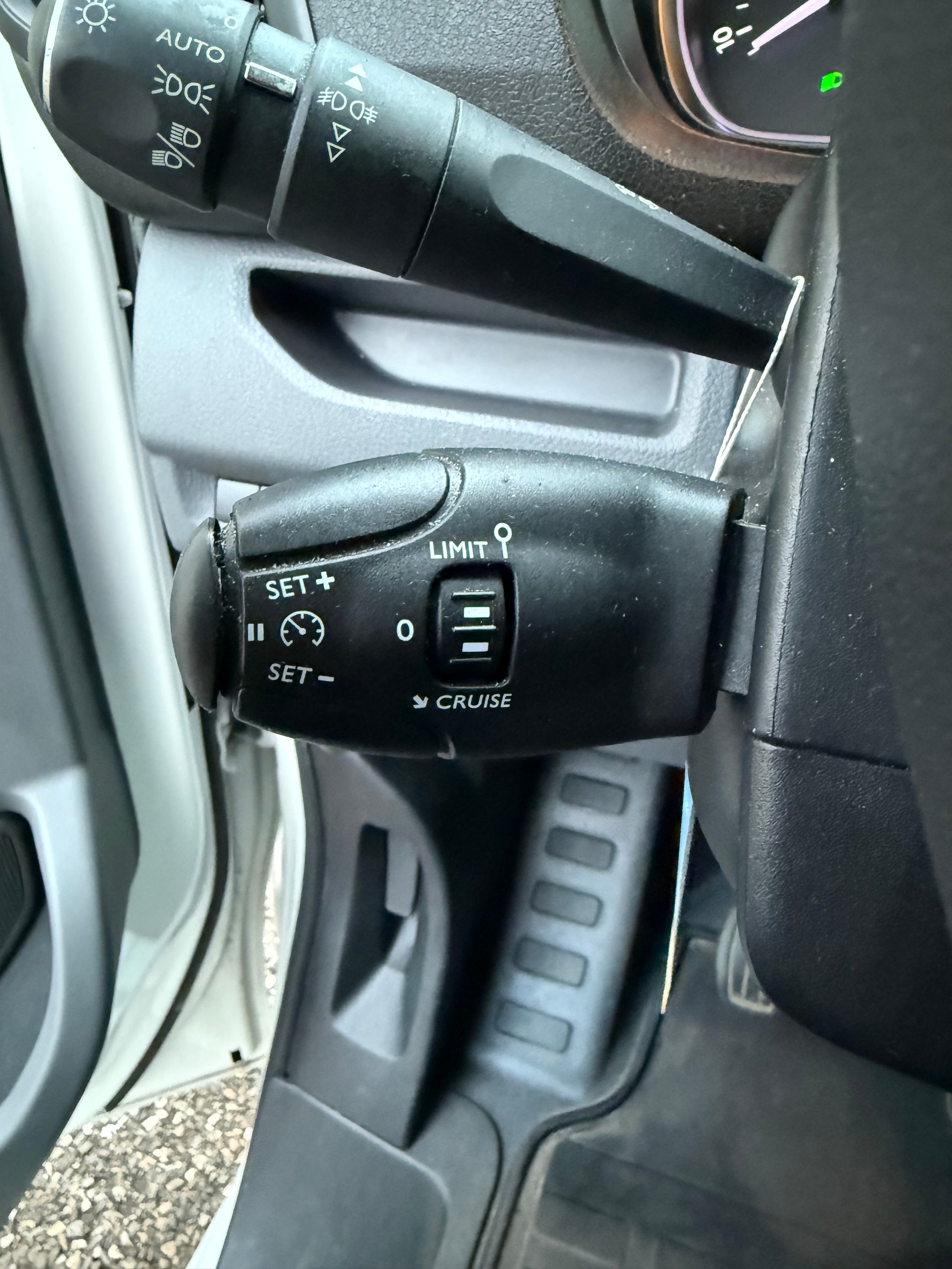PEUGEOT Expert 2.0 BlueHDi 120 Allure Compact-image-9