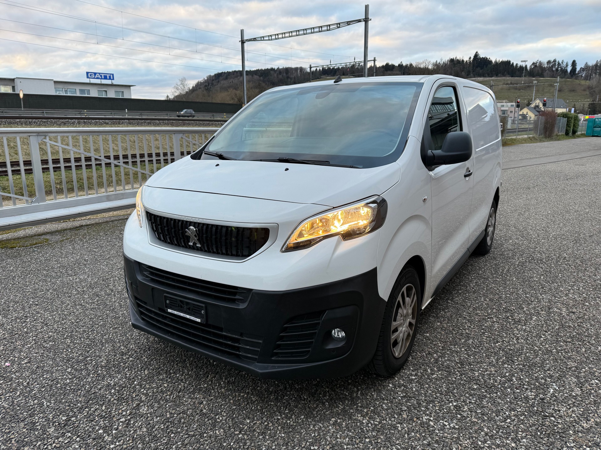PEUGEOT Expert 2.0 BlueHDi 120 Allure Compact-image-0