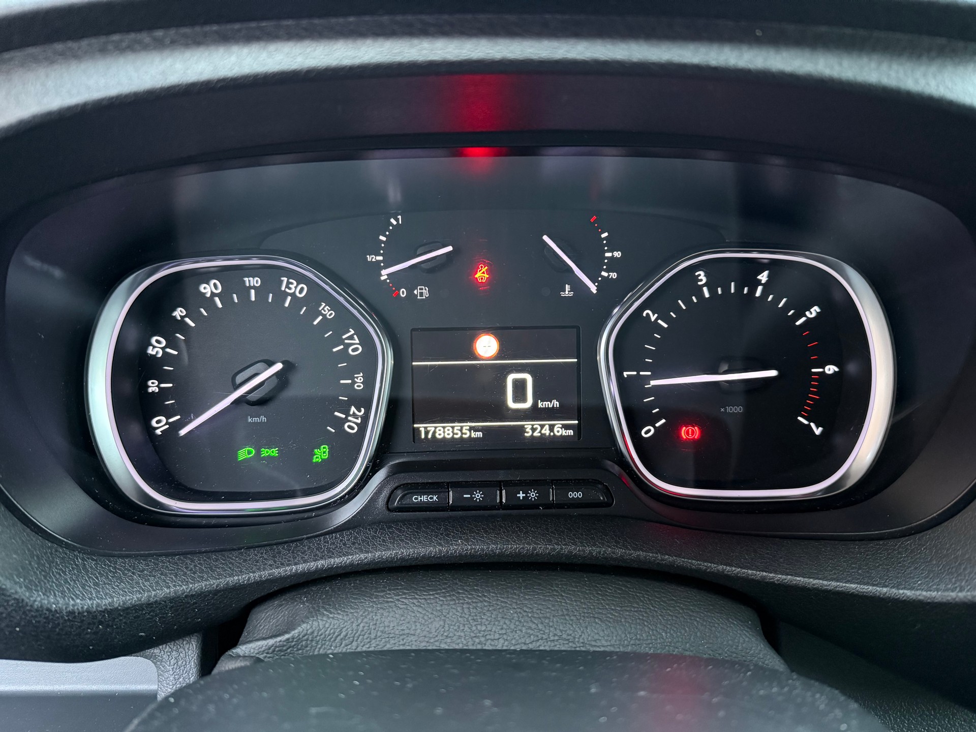 PEUGEOT Expert 2.0 BlueHDi 120 Allure Compact-image-8