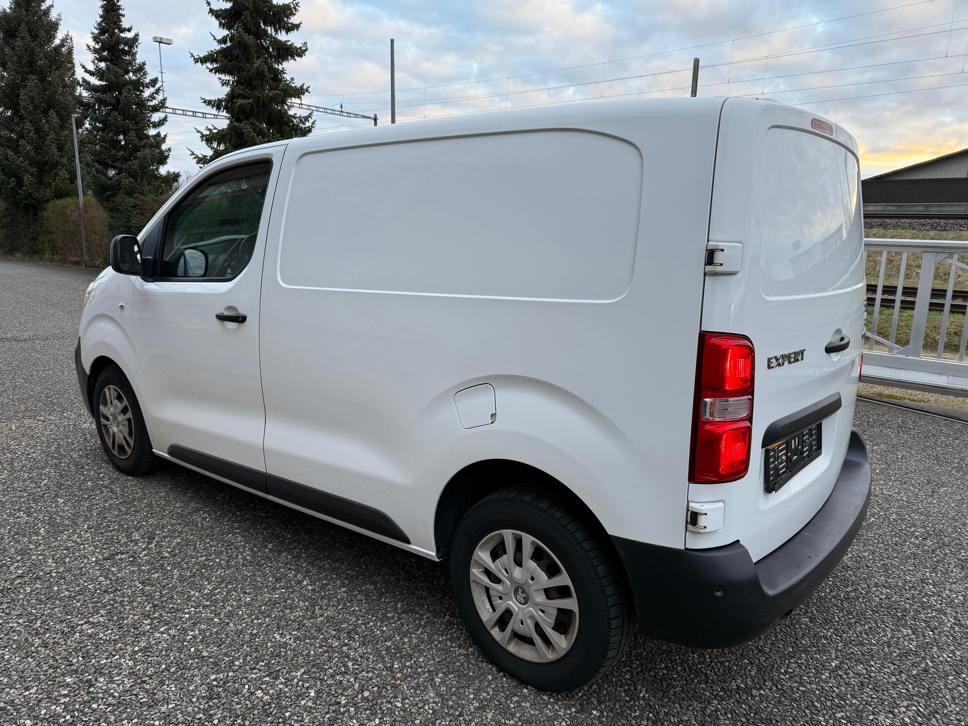 PEUGEOT Expert 2.0 BlueHDi 120 Allure Compact-image-4
