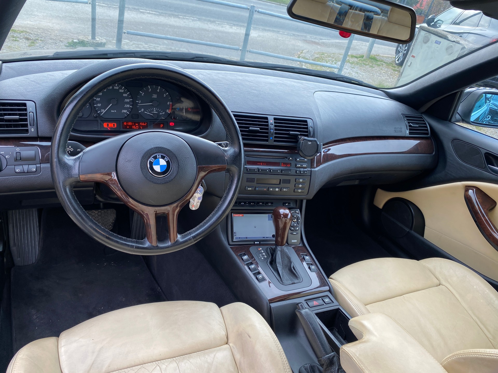 BMW 325Ci Cabriolet-image-11