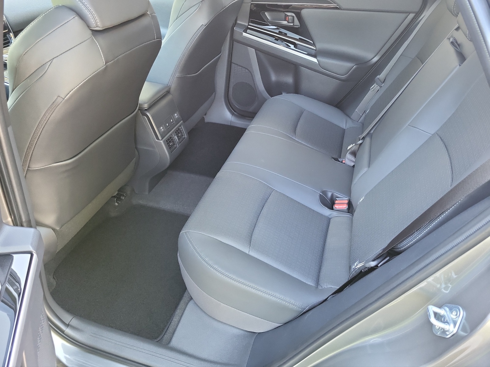 TOYOTA bZ4X Premium AWD-image-13