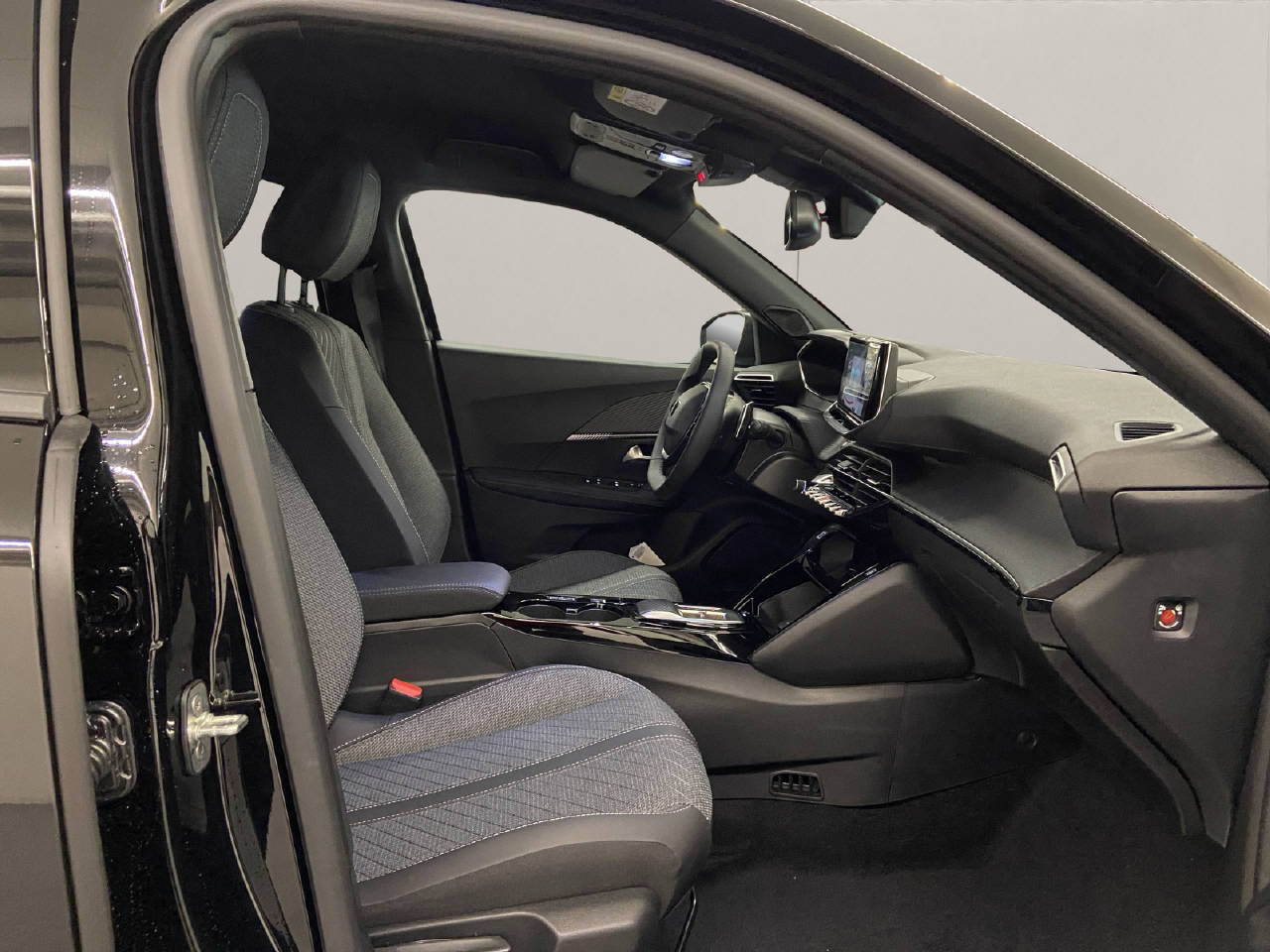 PEUGEOT 2008 1.2 Hybrid Allure Premium-image-11