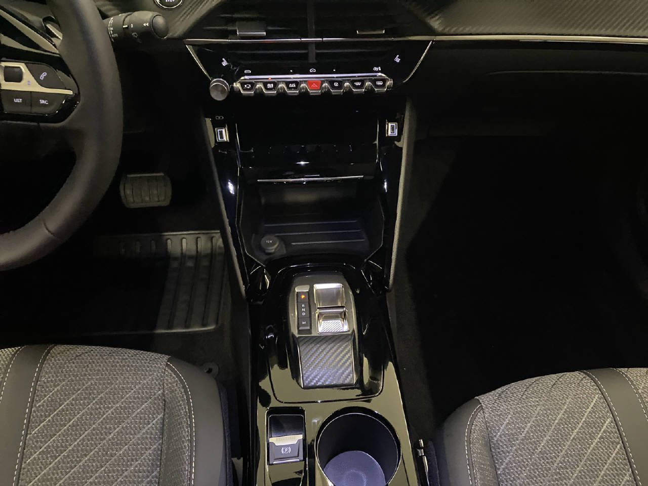 PEUGEOT 2008 1.2 Hybrid Allure Premium-image-8