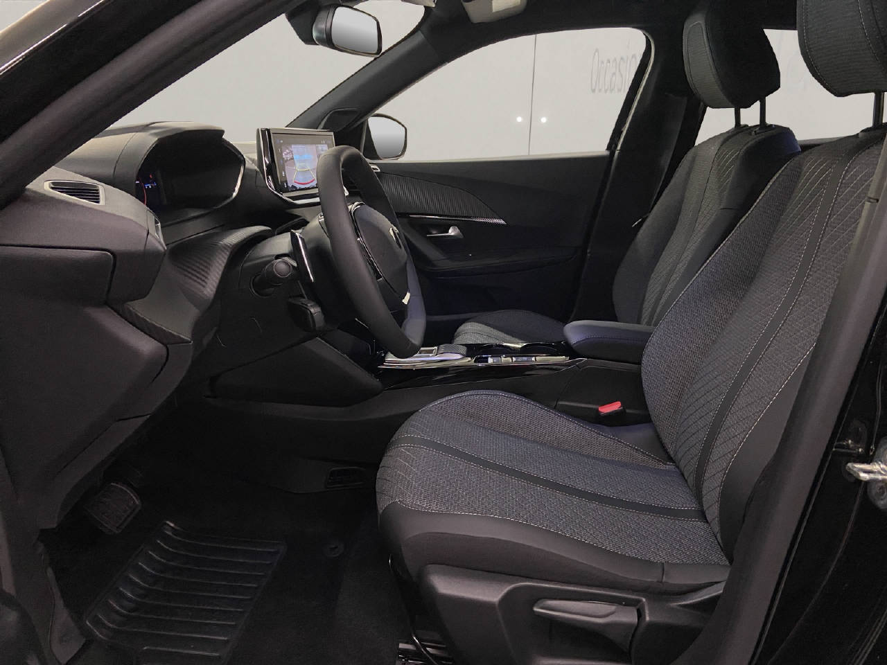 PEUGEOT 2008 1.2 Hybrid Allure Premium-image-4