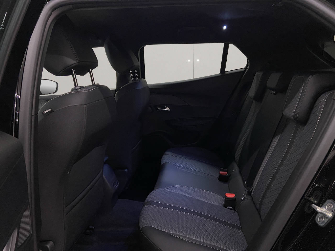PEUGEOT 2008 1.2 Hybrid Allure Premium-image-10