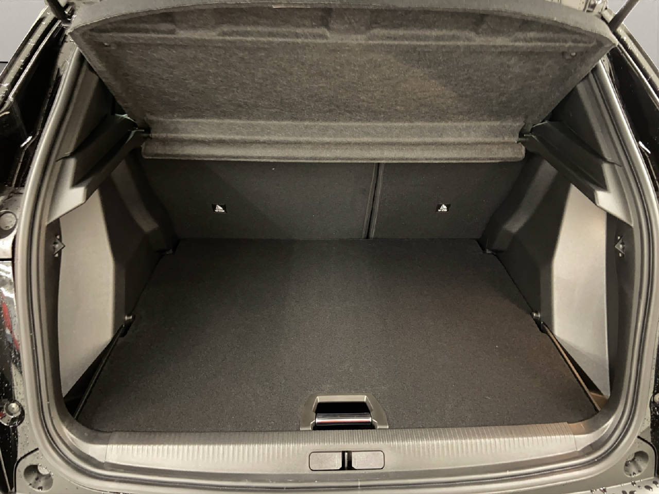 PEUGEOT 2008 1.2 Hybrid Allure Premium-image-12
