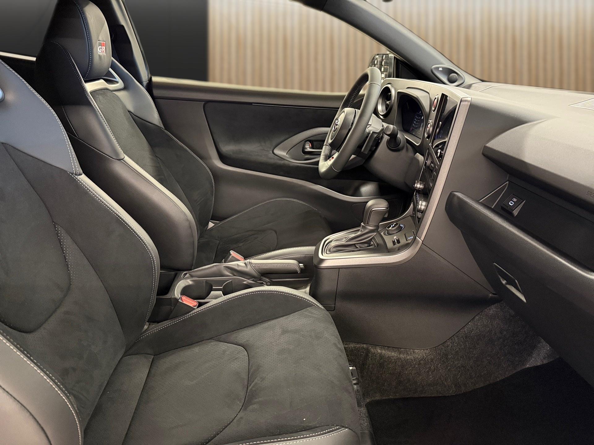 TOYOTA Yaris 1.6 GR Sport A-image-14