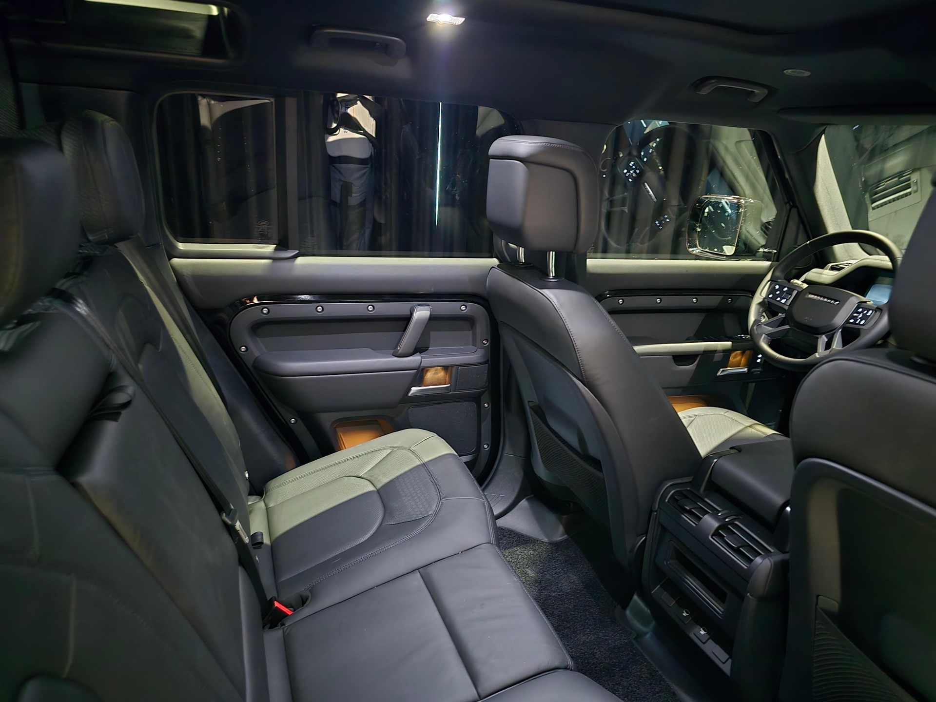 LAND ROVER Defender 110 3.0 D I6 250 X-Dynamic SE-image-5