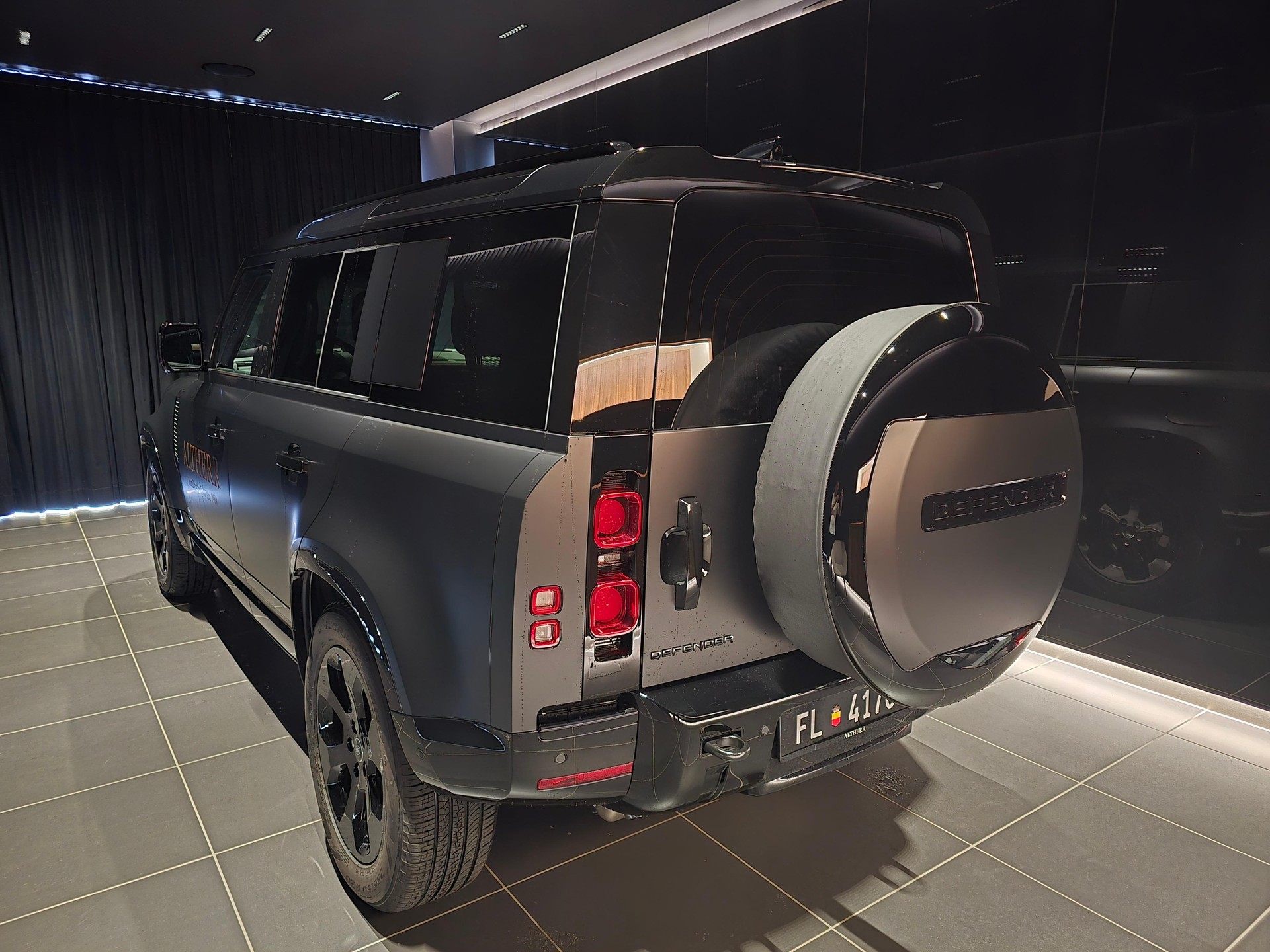 LAND ROVER Defender 110 3.0 D I6 250 X-Dynamic SE-showroom-element-2