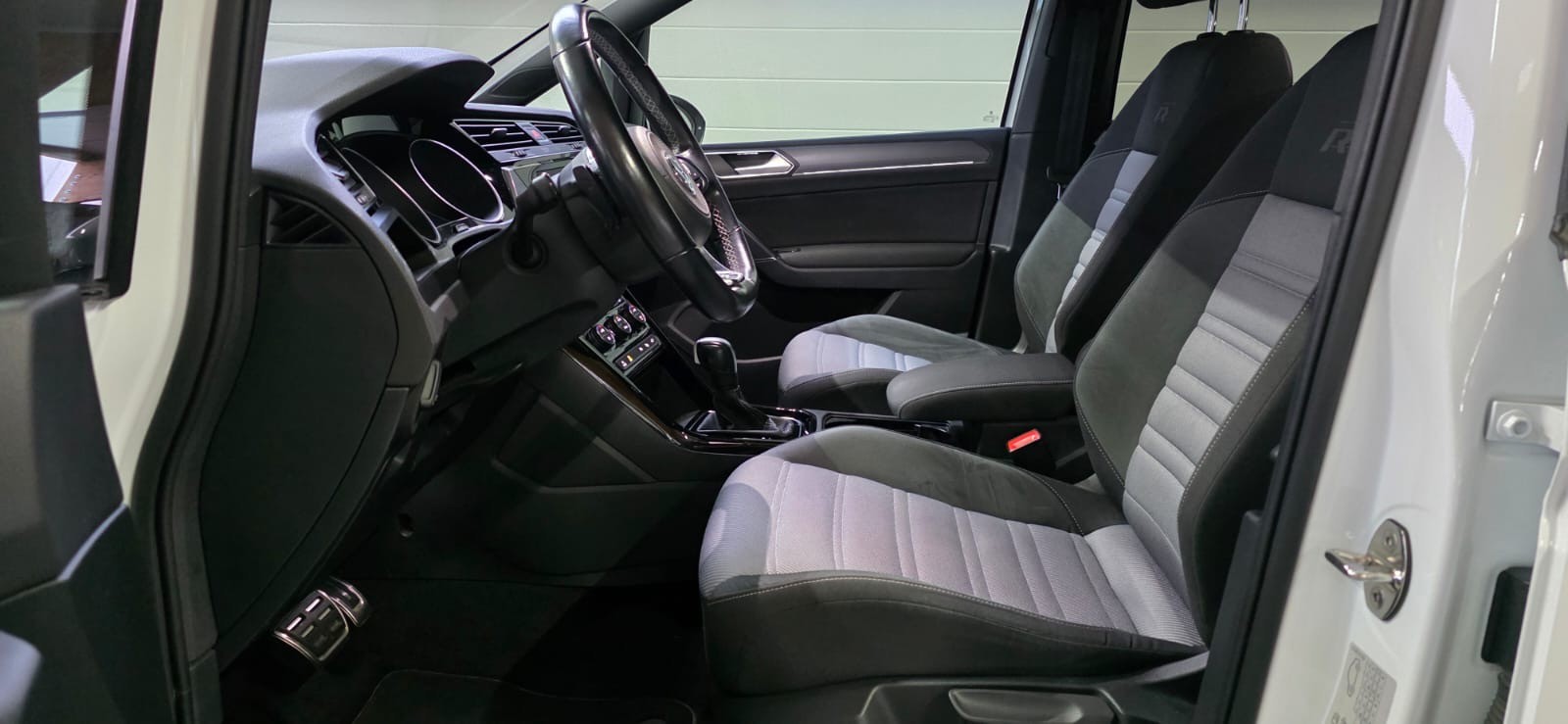 VW Touran 1.5 TSI EVO R-Line DSG *7-Plätzer**CH-Fahrzeug* + AHK-image-10