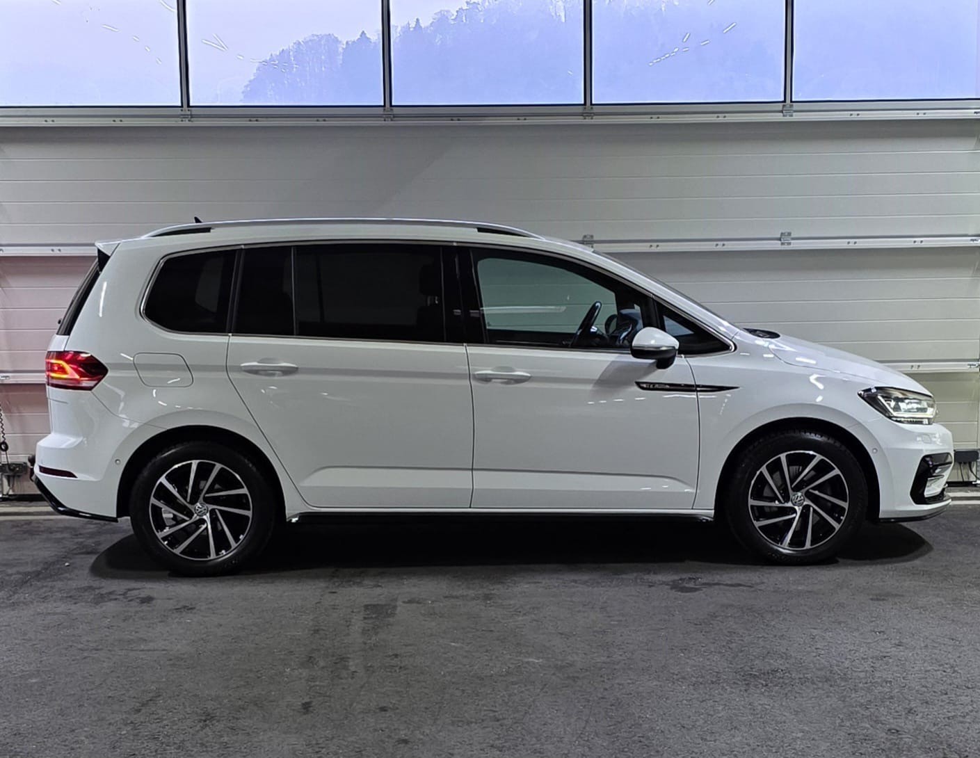 VW Touran 1.5 TSI EVO R-Line DSG *7-Plätzer**CH-Fahrzeug* + AHK-image-5