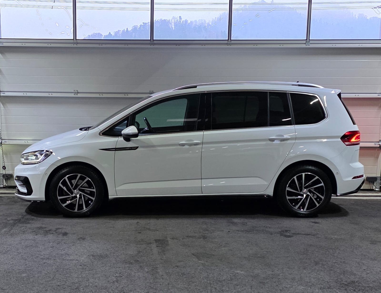 VW Touran 1.5 TSI EVO R-Line DSG *7-Plätzer**CH-Fahrzeug* + AHK-image-1